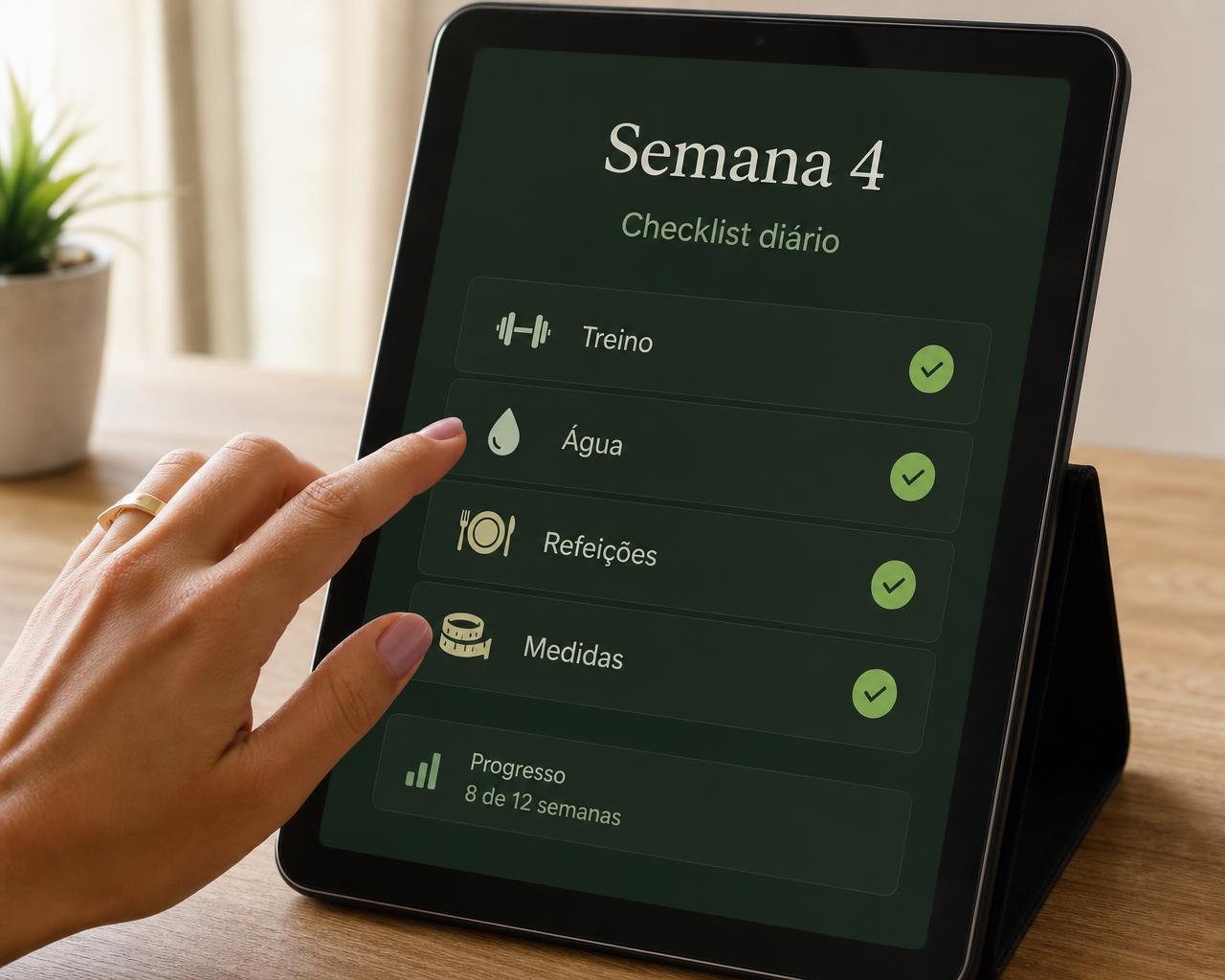 Mão tocando o tablet com o checklist da semana do Método 12 em 12
